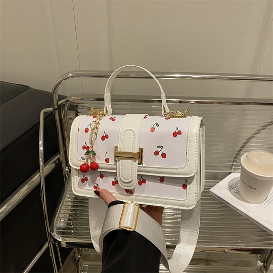 Damen Umhängetasche mit fruchtigem Kirschmotiv und schickem Anhänger Nord Taschen
