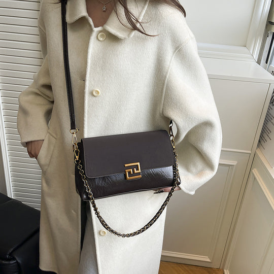 Damen Umhängetasche mit eleganter Verschlussmechanik und luxuriösem Kettenriemen Nord Taschen