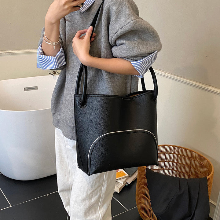 Damen Hobo-Tasche aus geschmeidigem Kunstleder mit modernen Akzenten Nord Taschen