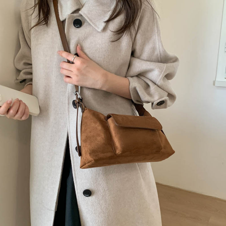 Damen Umhängetasche aus weichem Wildleder mit praktischer Fronttasche Nord Taschen