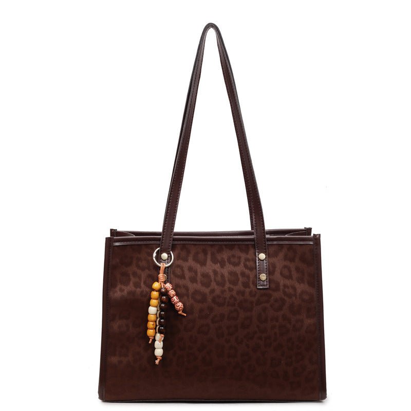Damen Umhängetasche mit modernem Leopardenmuster und praktischen Details Nord Taschen