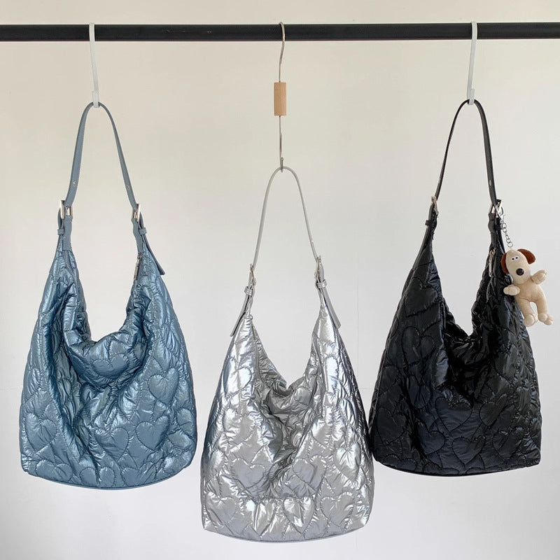 Damen Hobo-Tasche mit glänzender Oberfläche und herzförmigem Steppmuster Nord Taschen