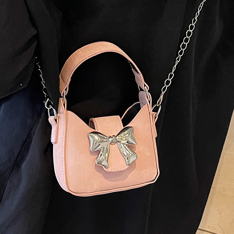 Damen Handtasche mit glänzendem Schleifenverschluss Nord Taschen