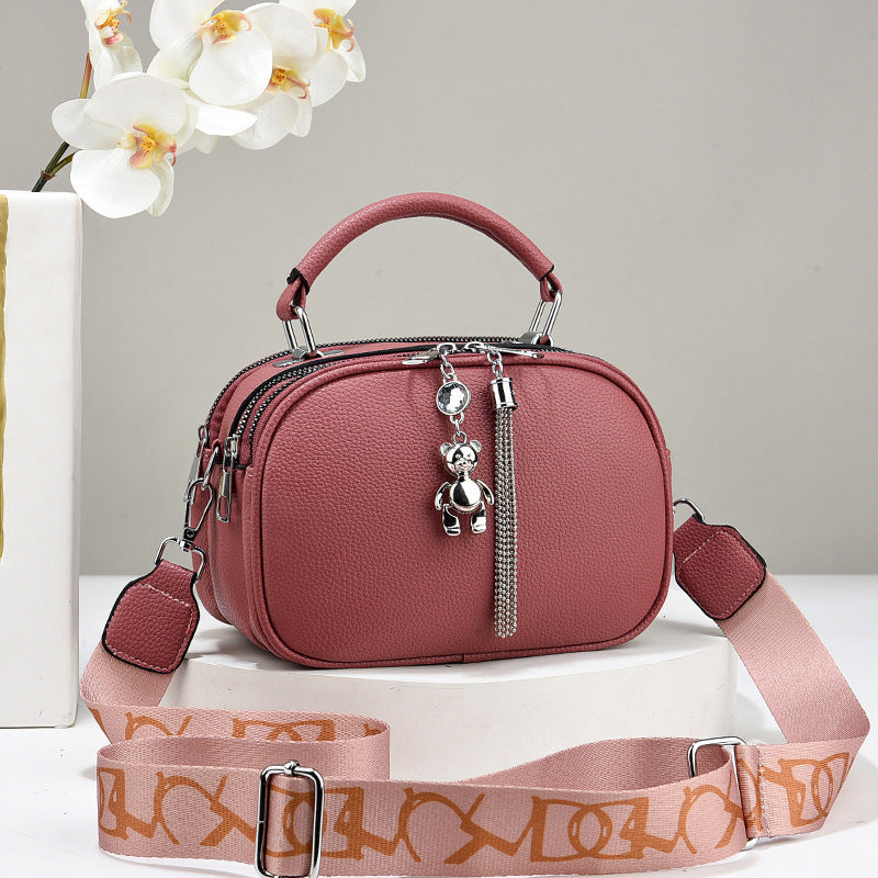 Damen Handtasche mit süßem Bärchen-Anhänger und verstellbarem Schultergurt Nord Taschen