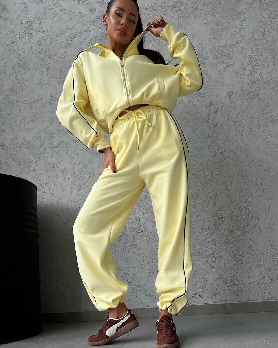 Damen lässiges Sweatset mit Stehkragen Reißverschluss gekürzter Jacke und hochtaillierter Schlaghose Nord Taschen