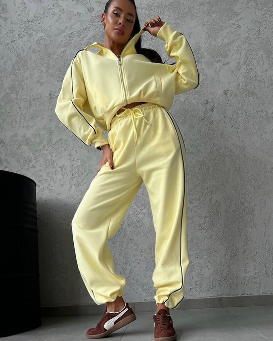 Damen lässiges Sweatset mit Stehkragen Reißverschluss gekürzter Jacke und hochtaillierter Schlaghose Nord Taschen