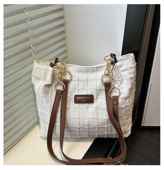 Damen Schultertasche mit strukturiertem Design und unverwechselbaren Kettenakzenten Nord Taschen