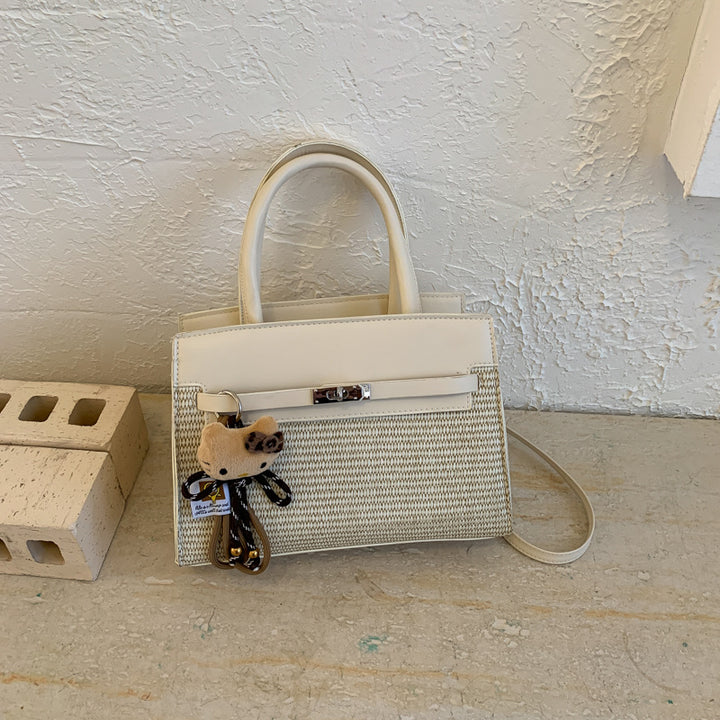 Damen elegante Handtasche mit hochwertigem Strickdesign und charmantem Anhänger Nord Taschen
