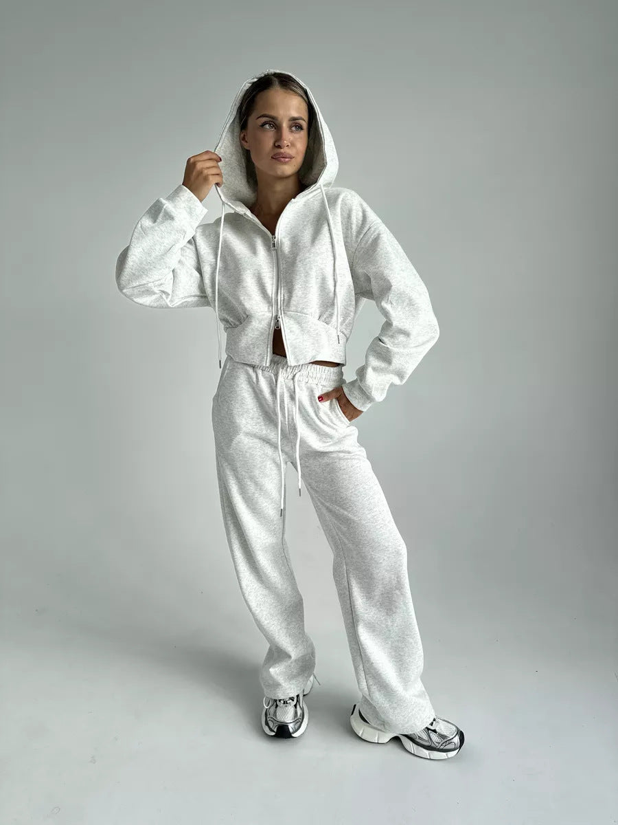 Damen gekürzte Zip-Kapuzenjacke mit formender Taillennaht und relaxed High-Waist Loungehose Nord Taschen