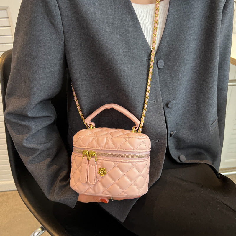 Damen Mini-Tasche im eleganten Steppdesign mit goldenen Akzenten | Nord Taschen