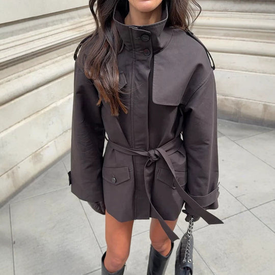 Damen Kurze Taillierte Trenchjacke mit Stehkragen, Pattentaschen und Bindegürtel Nord Taschen