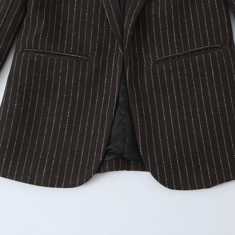 Damen Nadelstreifen-Blazer mit Schalkragen und leicht taillierter Silhouette Nord Taschen