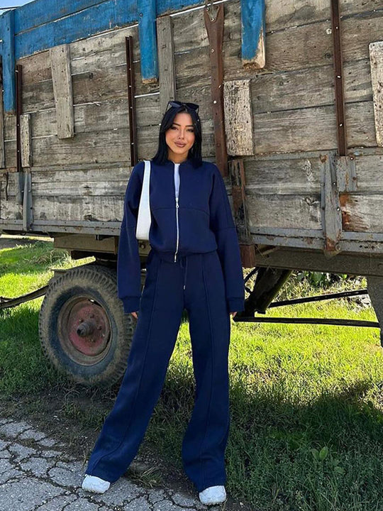 Damen sportive Oversize-Fleecejacke mit diagonaler Reißverschluss-Optik und weit geschnittener High-Waist-Jogginghose Nord Taschen