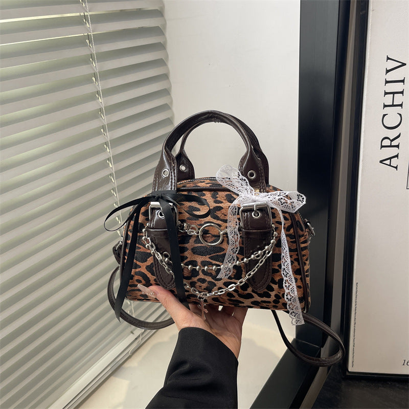 Damen modische Handtasche mit verspielten Details Nord Taschen