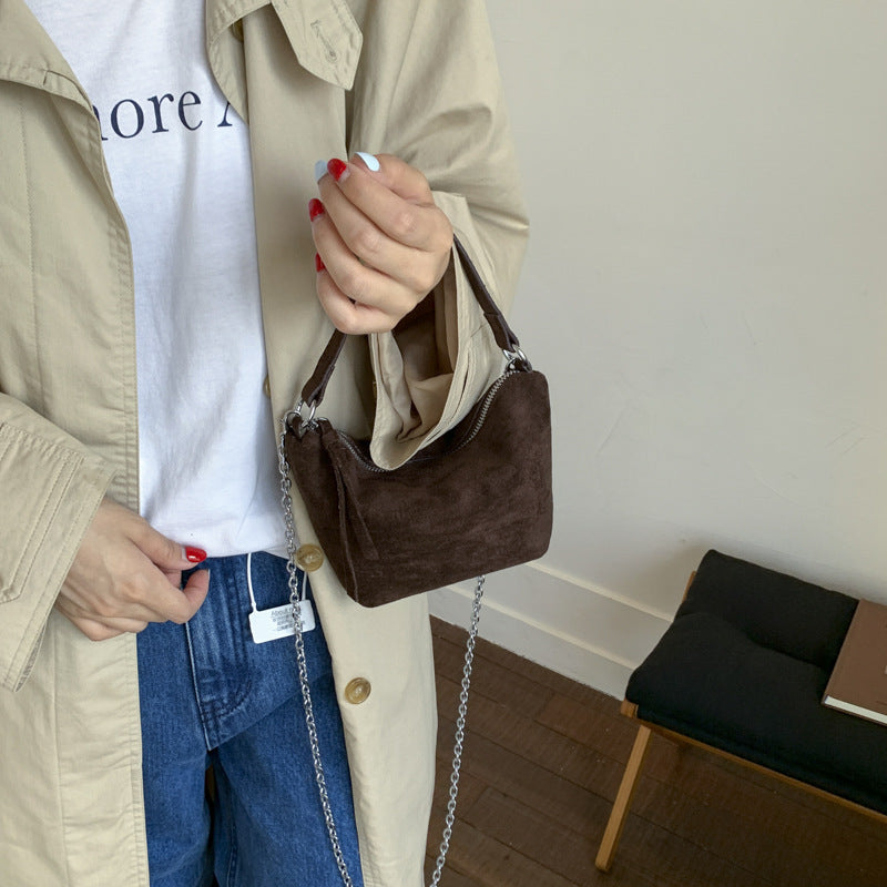 Damen Veloursleder Hobo-Tasche mit dekorativem Kettenhenkel Nord Taschen