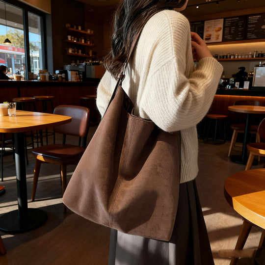 Damen Hobo-Tasche aus weichem Veloursleder mit geräumigem Innenraum und praktischem Tragegriff Nord Taschen