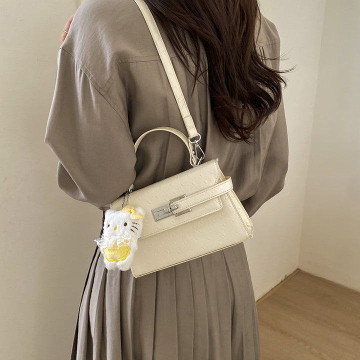 Damen Handtasche im eleganten Design mit niedlichem Anhänger Nord Taschen