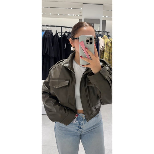 Damen 10+ kurzes Kunstleder‑Bomberjacke im Military‑Look mit Pattentaschen und Stehkragen Nord Taschen