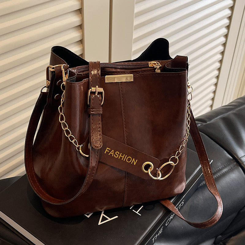 Damen Casual Umhängetasche aus hochwertigem Kunstleder mit modischem Kettenakzent Nord Taschen