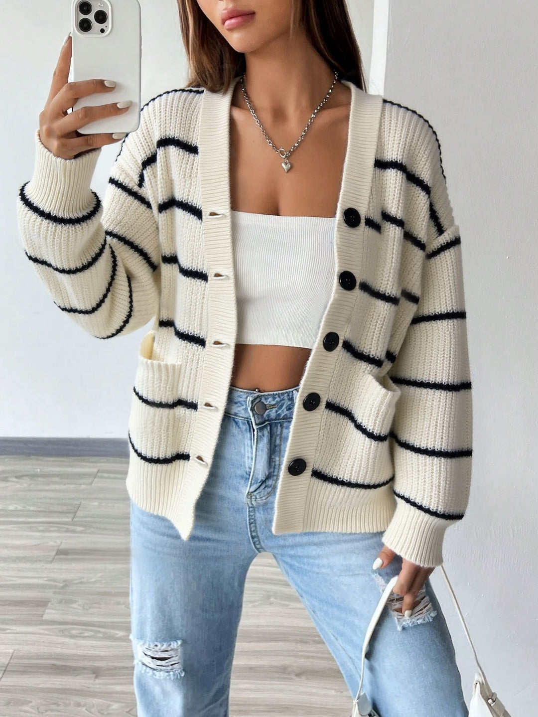 Damen oversized Strickcardigan mit Rippenkante, aufgesetzten Taschen und Knopfverschluss Nord Taschen