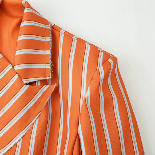 Damen doppelreihiger Blazer mit senkrechtem Streifenmuster und ausgefranstem Revers Nord Taschen
