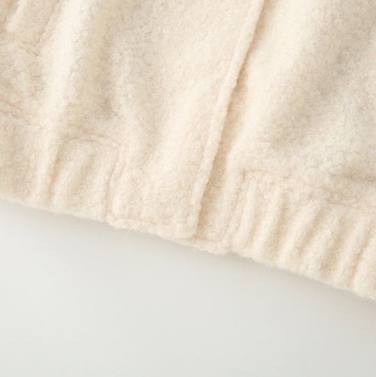 Damen Kurze Bouclé‑Teddyjacke mit Hemdkragen, Leistentaschen und elastischem Saum Nord Taschen