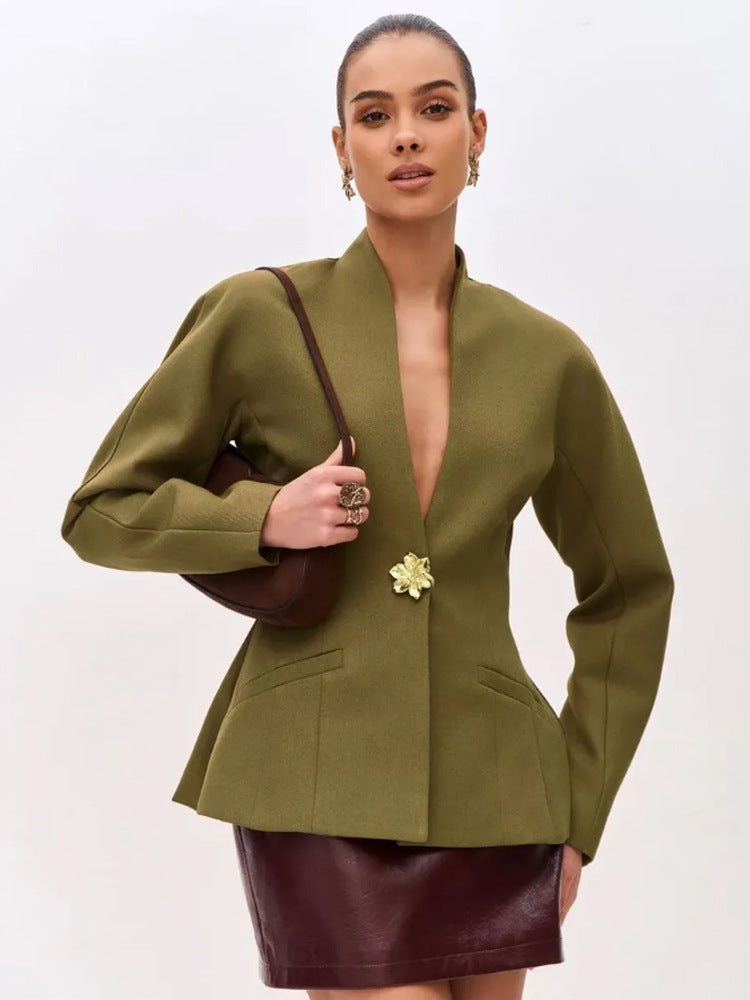 Damen Skulptural taillierte Jacke mit Schößchen, Stehkragen und Schmuckbrosche Nord Taschen