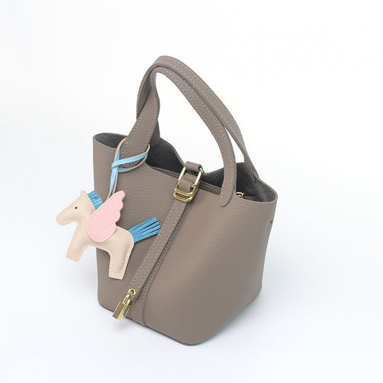 Damen Hobo-Tasche mit abnehmbarem Mini-Organizer und charmantem Tieranhänger Nord Taschen