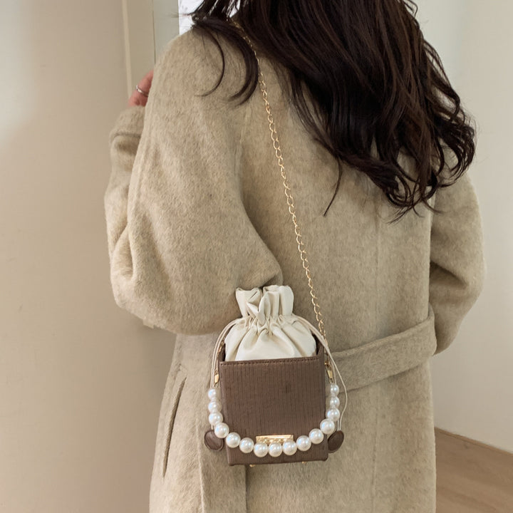 Damen stilvolle Mini-Handtasche mit Kordelzug und Perlenakzent Nord Taschen
