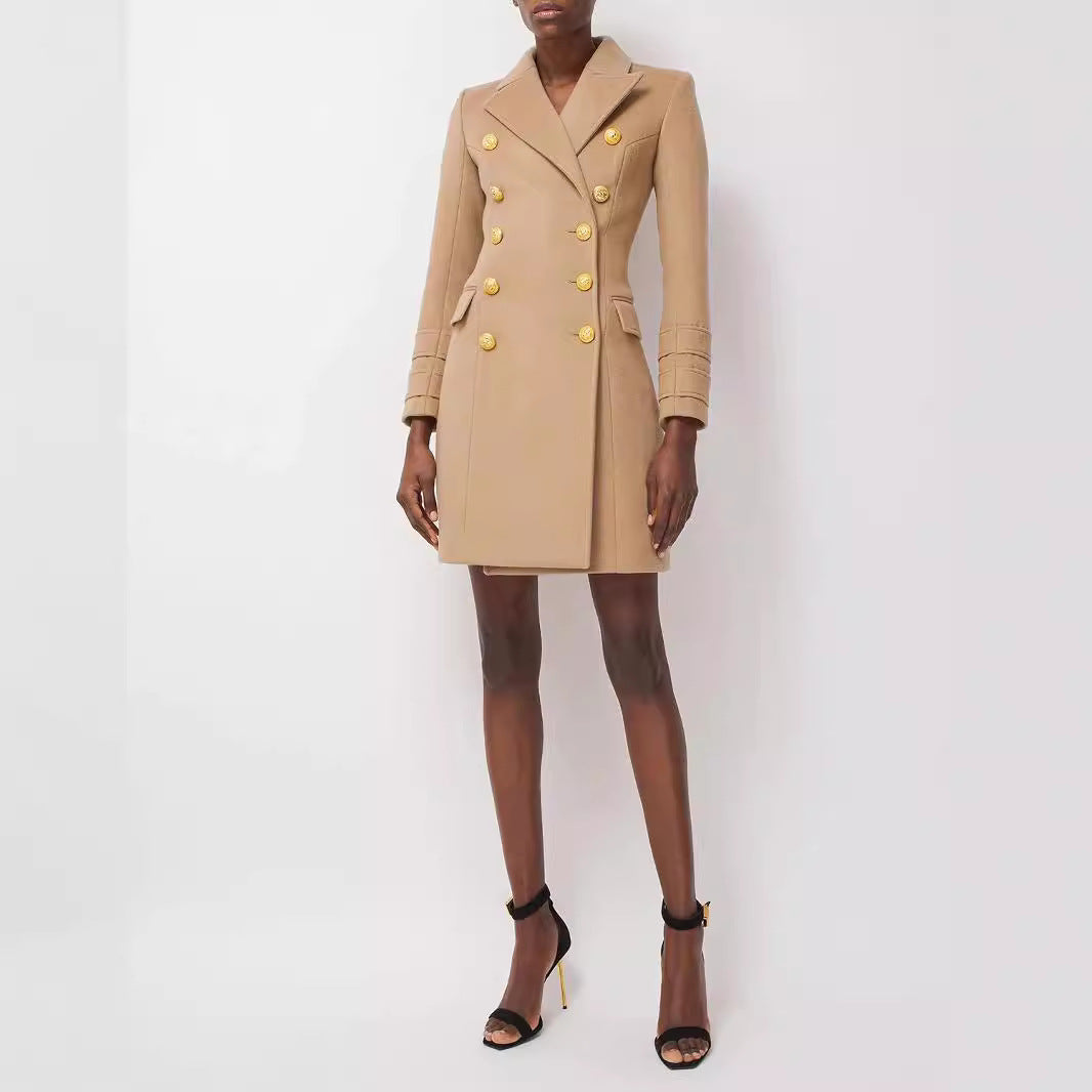 Damen Kurzmantel im Blazerkleid‑Stil mit strukturierter Taillierung und goldenen Zierknöpfen Nord Taschen