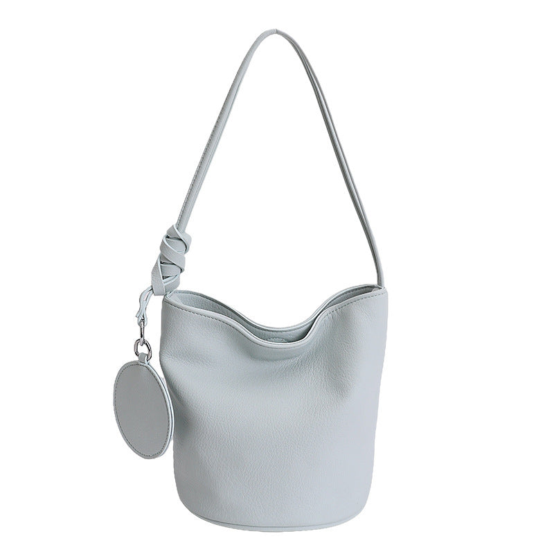 Damen Hobo-Tasche aus strukturiertem Kunstleder mit verspieltem Anhänger Nord Taschen