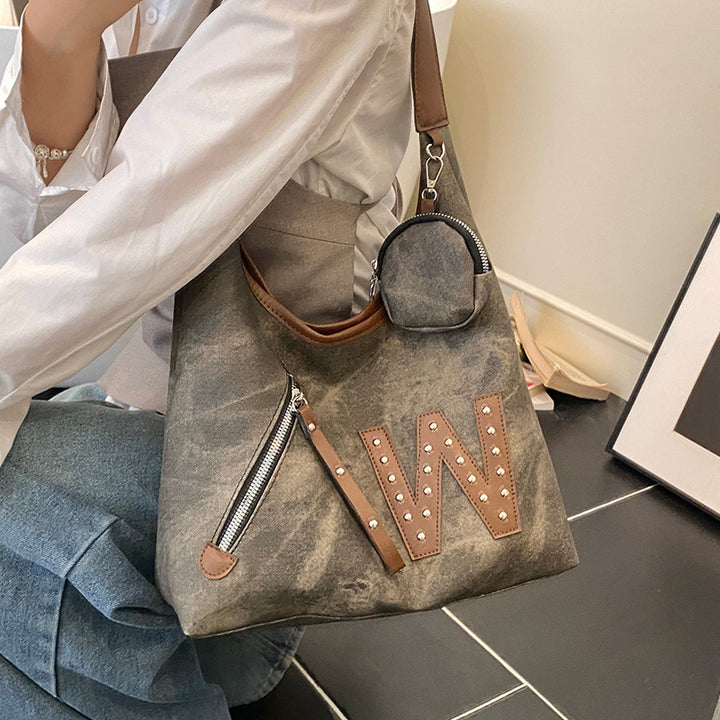 Damen Handtasche mit dekorativem Anhänger und praktischen Fächern Nord Taschen
