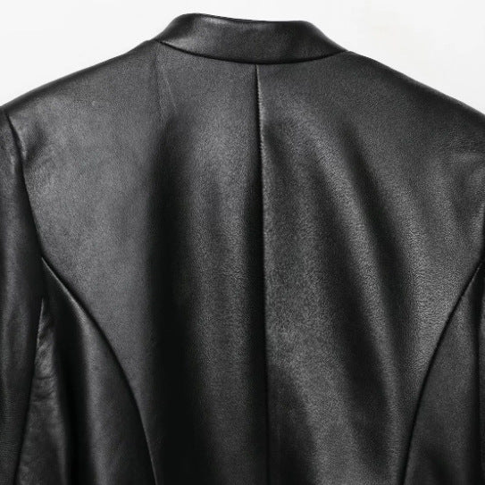 Damen Kurz geschnittene Kunstleder‑Militärjacke mit Stehkragen und Zierkordeln Nord Taschen