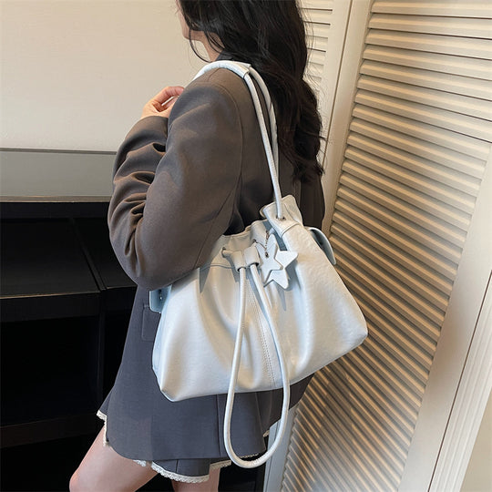 Damen Hobo-Tasche aus weichem Kunstleder mit praktischem Zugbandverschluss Nord Taschen