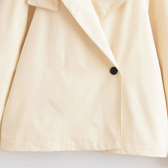 Damen Kurz geschnittene Boxy‑Trenchjacke mit asymmetrischer Knopfleiste und weiten Revers Nord Taschen