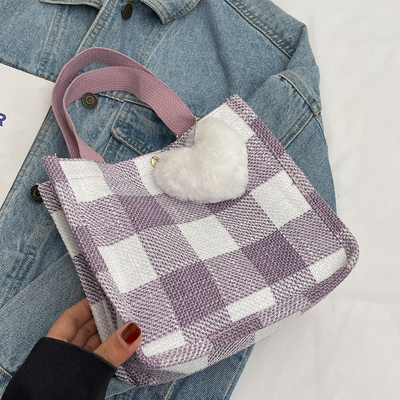 Damen Tragetasche mit lässiger Karomusterung und verspieltem Herzanhänger Nord Taschen