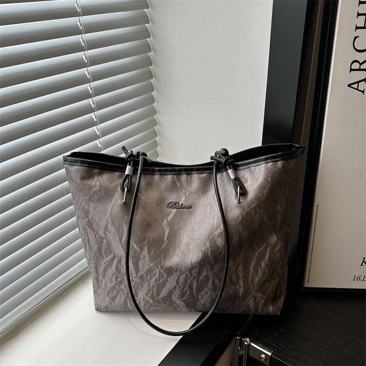 Damen modische Tragetasche mit gefaltetem Obermaterial und verspieltem Anhänger Nord Taschen