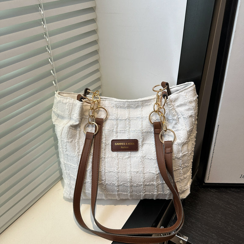 Damen Schultertasche mit strukturiertem Design und unverwechselbaren Kettenakzenten Nord Taschen