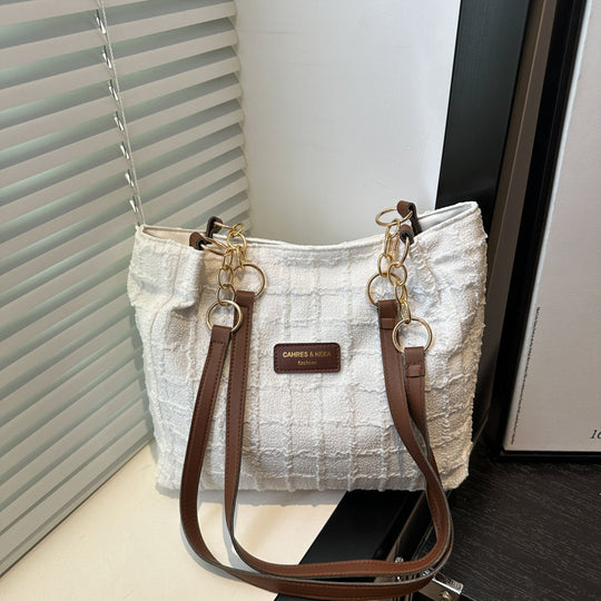 Damen Schultertasche mit strukturiertem Design und unverwechselbaren Kettenakzenten Nord Taschen
