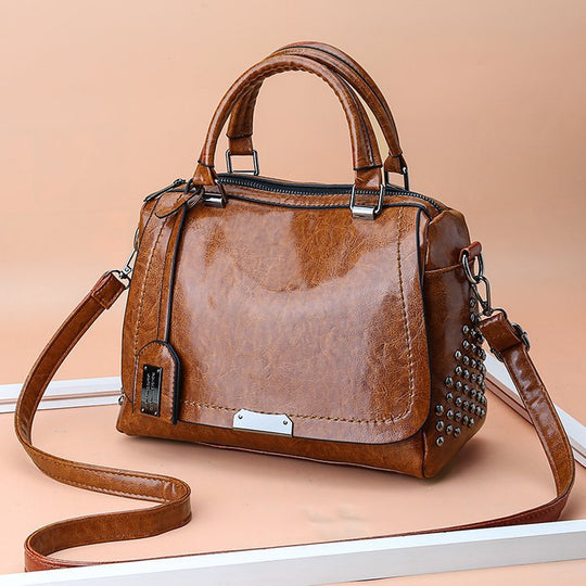 Damen schicke Handtasche aus Kunstleder mit Nietenverzierung Nord Taschen