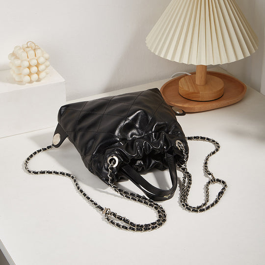 Damen Hobo-Tasche mit gefaltetem Design und eleganter Kettenverzierung Nord Taschen