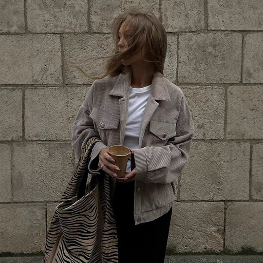 Damen Oversize Cordjacke im Cropped‑Schnitt mit Pattentaschen und kastiger Silhouette Nord Taschen
