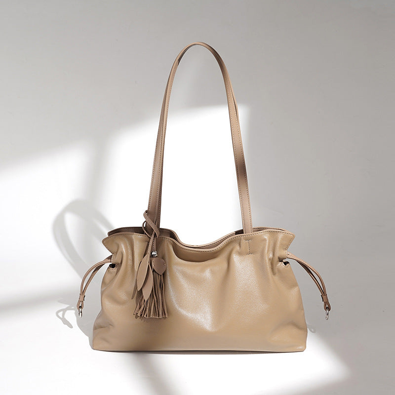 Damen Handtasche aus hochwertigem Kunstleder mit auffälligem Quastenanhänger Nord Taschen