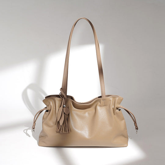 Damen Handtasche aus hochwertigem Kunstleder mit auffälligem Quastenanhänger Nord Taschen