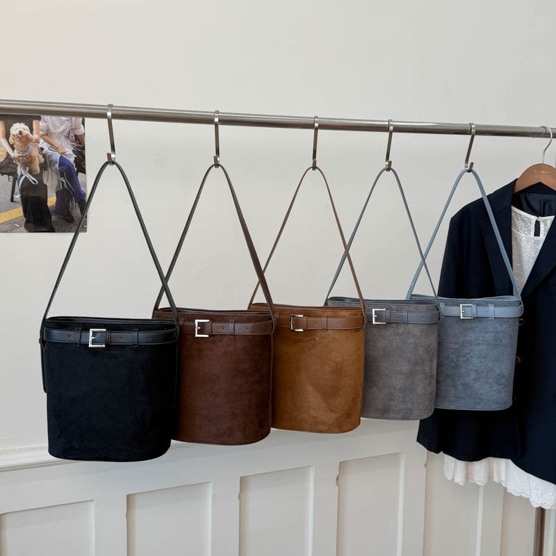 Damen Hobo-Tasche mit modischem Gürtel-Detail und weichem Veloursleder Nord Taschen
