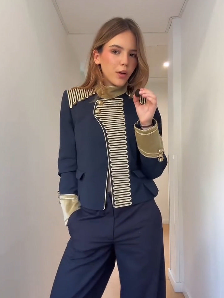 Damen Militärisch inspirierte Kurzjacke mit goldener Gallonborte und Stehkragen Nord Taschen