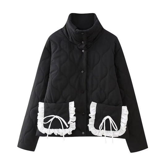 Damen Kurz gesteppte Jacke mit hohem Stehkragen und Rüschentaschen Nord Taschen