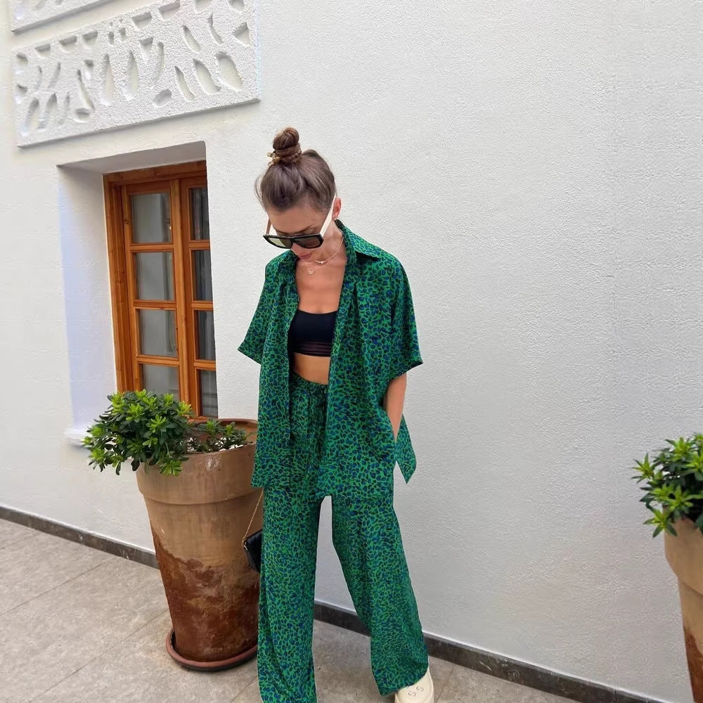 Damen zweiteiliges Safari-Print Loungewear-Set mit kurzärmeliger Hemdbluse und weitem hochgeschnittenen Palazzohose Nord Taschen