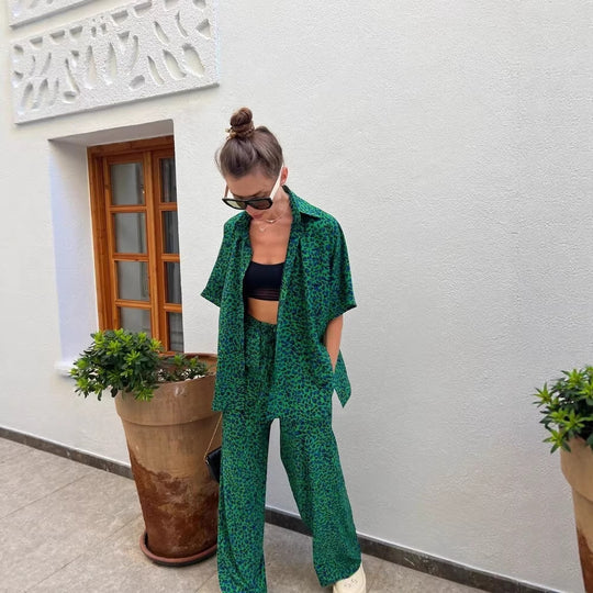 Damen zweiteiliges Safari-Print Loungewear-Set mit kurzärmeliger Hemdbluse und weitem hochgeschnittenen Palazzohose Nord Taschen