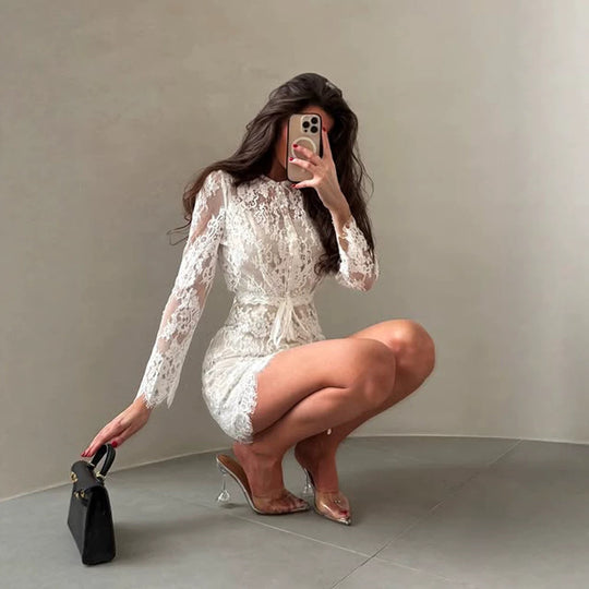 Damen Spitzen-Minikleid mit hohem Rundhals, taillierendem Schnürgürtel und gewelltem Saum Nord Taschen
